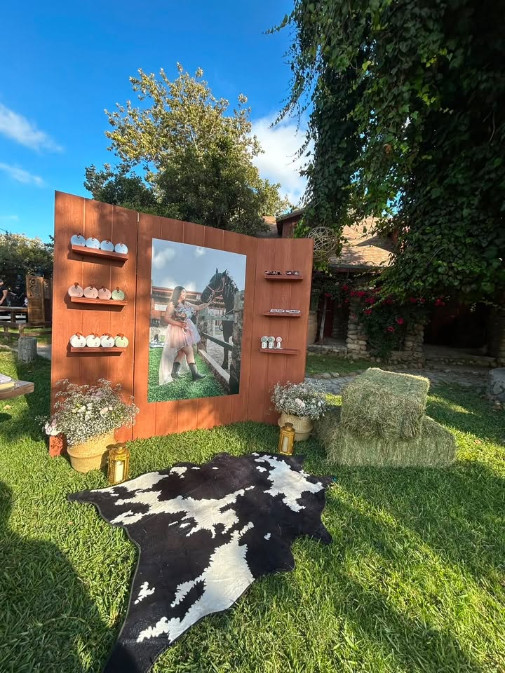 Áreas verdes del rancho con juegos inflables