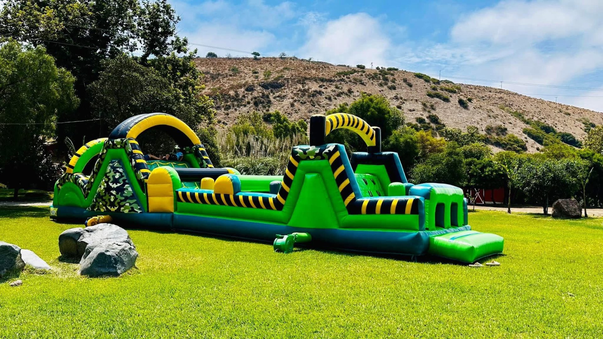Áreas verdes del rancho con juegos inflables
