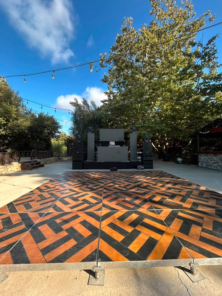 Pista de baile y escenario para grupos musicales
